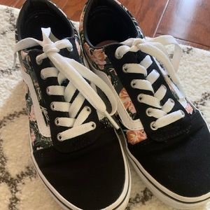 Vans girl shoes 🎃